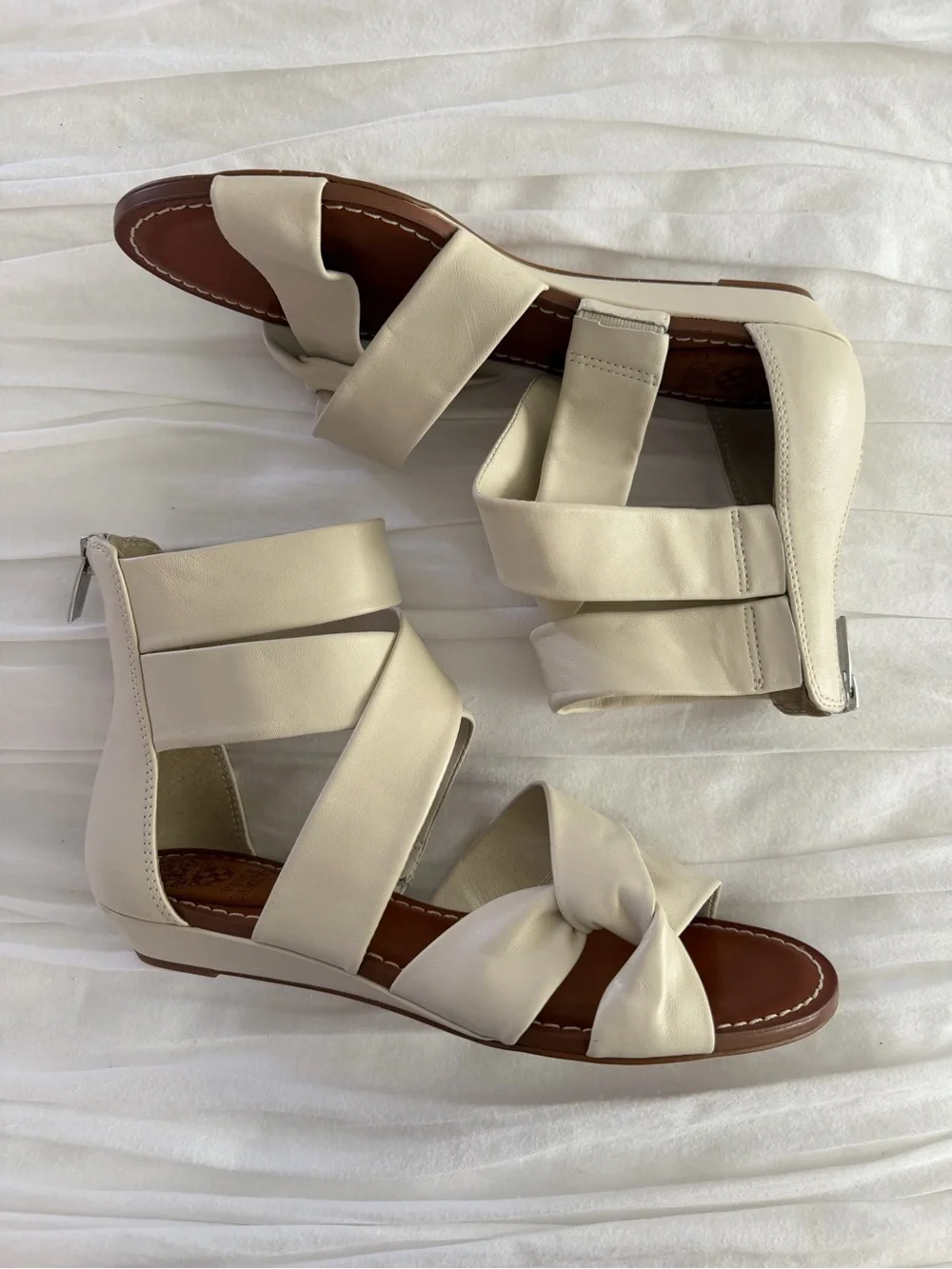 Vince Camuto Ivory Leather Strappy Ankle Zip Flat Sandals Size 7 NWOT